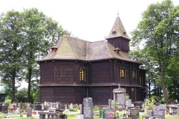 kostelík stojí na místním hřbitově ( © Jan P. Štěpánek 07/2005)