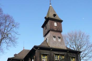 vstupní průčelí katolického kostela v Bystřici nad Olší ( © Jan P. Štěpánek 03/2009)