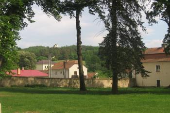 pohled ze zámeckého parku na Makovou horu (© Jaroslav Špiroch, 05/2018)