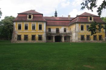 jižní průčelí zámku s balkonem, neseným třemi arkádami (© Jaroslav Špiroch, 05/2018)