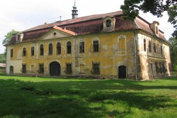 severní průčelí, vlevo v severovýchodní části vstup do kaple sv. Trojice (© Jaroslav Špiroch, 05/2018)