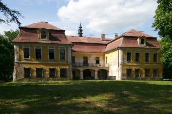 Celkový pohled od jihu ( © Filip Matoušek 07/2004)