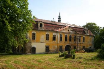 Severní průčelí se vstupem do kaple (vlevo) ( © Filip Matoušek 07/2004)