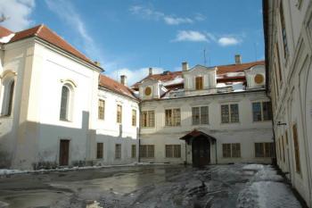 Zámecké nádvoří ( © Aleš Marek 02/2006)