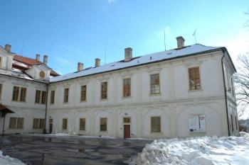 Pohled na severní křídlo ( © Aleš Marek 02/2006)