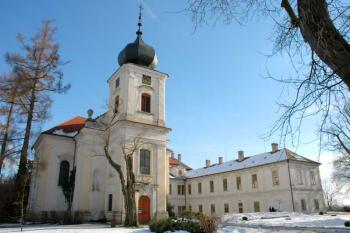 Pohled na zámek od domku knížete Alexandra ( © Aleš Marek 02/2006)