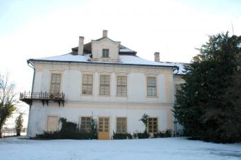 Jižní křídlo zámku z parku ( © Aleš Marek 02/2006)