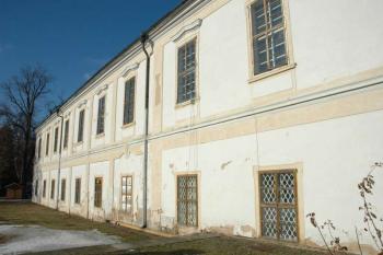 Severní křídlo od hotelu Maxmilián ( © Aleš Marek 02/2006)