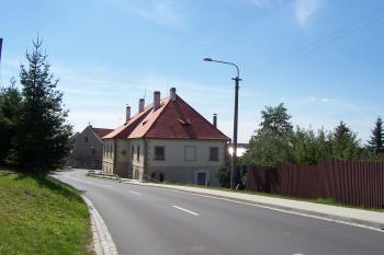 Zámek v Dolanech - pohled od cesty z Kartouzky (v pozadí komín s čapím hnízdem) (© Ivo Rozehnal, 08/2012)