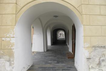 podloubí vedoucí podél celé vých.strany (© D Dohňanský, 07/2018)