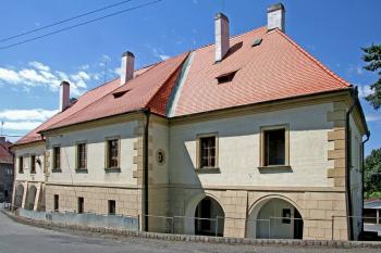 Hlavní průčelí ( © Luděk Pitter 08/2005)