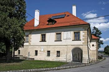 Jižní průčelí ( © Luděk Pitter 08/2005)