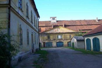 Hospodářský dvůr (© Vladimír Studecký 07/2005)