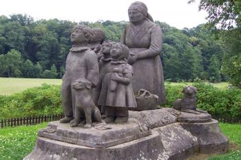 Babiččino údolí - dominantní sousousoší Babička s dětmi (© Ivo Rozehnal, 07/2009)