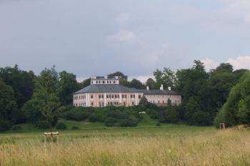 Babiččino údolí - pohled od Úpy na zámek Ratibořice (© Ivo Rozehnal, 07/2009)