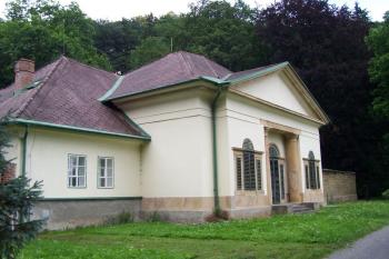Babiččino údolí - jižně od zámku Ratibořice, stojí bývalý myslivecký pavilon (© Ivo Rozehnal, 07/2009)