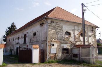 Tvrz od jihozápadu (© Lukáš Pechánek, 04/2011)