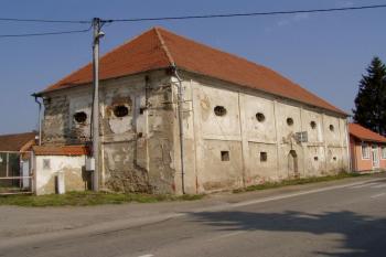 Tvrz od jihovýchodu (© Lukáš Pechánek, 04/2011)