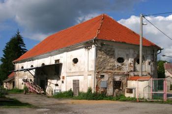Celkový pohled na tvrz od jihozápadu z prostoru dvora ( © Filip Matoušek 07/2004)