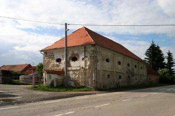 Celkový pohled od silnice ( © Filip Matoušek 07/2004)