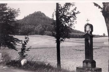 Fotografie z roku 1945 na kopec se zříceninou Žampach od Božích muk ze silnice od Písečné. (© anon.)