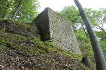 Mohutný opěrák na SV straně jádra (© Jan Večeřa, 05/2015)