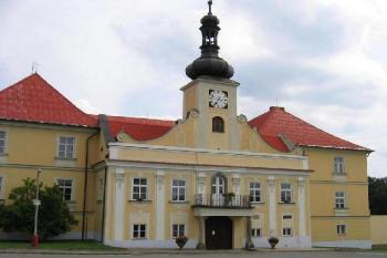Hlavní portál zámku (© Pavel Vítek 08/2005)