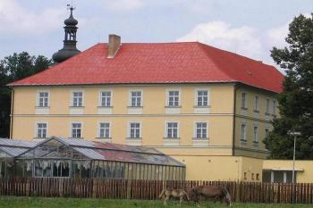 Zámek z parku (© Pavel Vítek 08/2005)