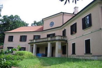 Pohled na zámeček z parku (© Pavel Vítek 08/2005)