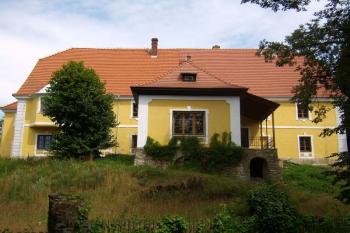 pohled od silnice (© Petr Pospíšil, 08/2015)