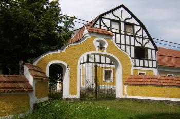 opravená vstupní brána (© Petr Pospíšil, 08/2015)