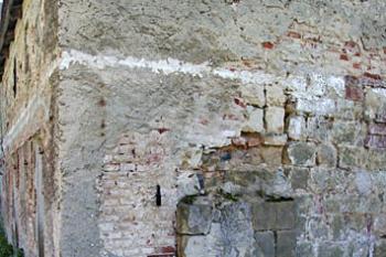 Zbytky gotického zdiva ( © Luděk Pitter 10/2005)