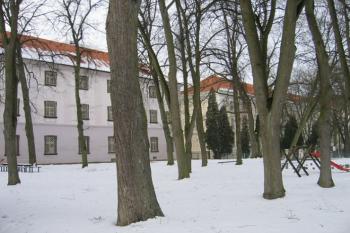 Hlavní budova z parku ( © Pavel Vítek 01/2006)
