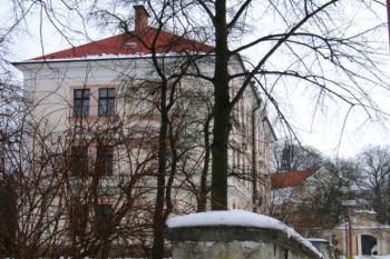 Zámecká budova s původní bránou ( © Pavel Vítek 01/2006)
