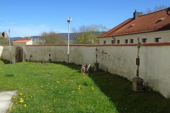 úsek ohradní zdi se vstupní bránou 1 (SV) a památkově chráněnými kříži - zde byl starý hřbitov (© Jaroslav Špiroch  04/2024)