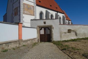 vstupní brána 3 (J) mezi starým a novým hřbitovem, pohled od jihu (© Jaroslav Špiroch  04/2024)