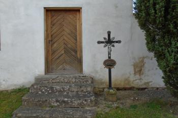 kříž u vstupu do márnice (© Jaroslav Špiroch  04/2024)