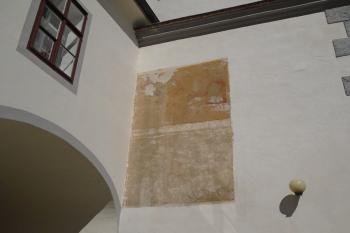 nástěnné malby na boku fary u průjezdu příčné spojovací chodby mezi kaplí Smrti Panny Marie a farou (© Jaroslav Špiroch  04/2024)