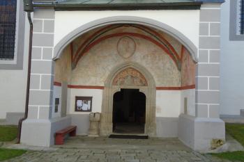 hlavní vstupní pozdně gotický portál na severní straně (© Jaroslav Špiroch  04/2024)