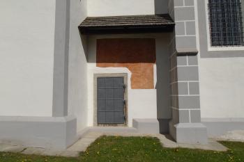 boční vstupní portál do presbytáře na jižní straně (© Jaroslav Špiroch  04/2024)
