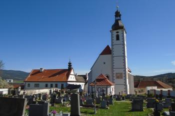 pohled na areál kostela ze západu (z nového hřbitova) (© Jaroslav Špiroch  04/2024)