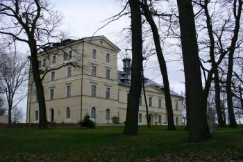 Mcely - zámek od Svatojiřského lesa (© Pavel Jarý,  07.02.2007)