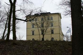 Mcely - pohled na boční křídlo od Svatojiřského lesa (© Pavel Jarý,  07.02.2007)