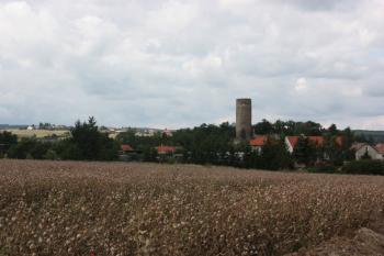 Ves Točník a věž hradu Žebrák z nové cyklostezky ze Žebráku ( © Ivan Grisa 08/2011)