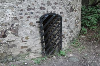 Hrad Žebrák - vchod do menší věže (© aleshwarrior, 08/2016)