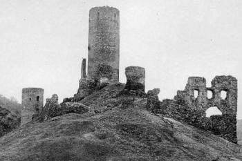 celkový pohled od západu na konci 19. století ( © archiv NPÚ (in V. Razím: Dolní palác hradu Žebráka, Průzkumy památek X-II, Praha 2005))