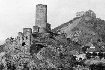Žebrák od jihozápadu, v pozadí Točník na snímku z konce 19. století ( © archiv NPÚ (in V. Razím: Dolní palác hradu Žebráka, Průzkumy památek X-II, Praha 2005))