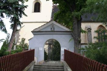 Barokní brána na hřbitov - vnější strana (© Ivan Grisa, 05/2008)