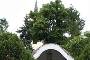Vstupní pavilonek na schodiště ke hřbitovu z roku 1918 (© Ivan Grisa, 05/2008)