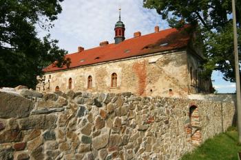 Budova zámku od jihozápadu ( © Filip Matoušek 07/2004)